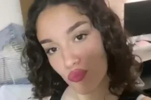 Kıvırcık Saçlı Güzel