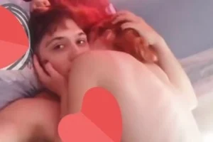 Pembe Saçlı Tatlı Kucakta