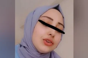 Türbanlı Kız Kendiyle Oynaşıyor