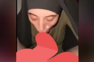 Türbanlı güzellik sik yalamayı seviyor