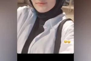 Türbanlı kızıl saçlı güzel