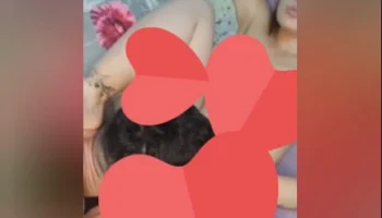 Esmer azgın hatun genç sevgilisine önce amını yalatıyor sonra sikmesine izin veriyor