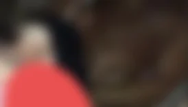 Kızı Kucağına Oturtmuş Diğeride Ayakta Ağzına Vermiş