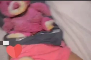 Özür dilerim bi daha sana küçük s*kli demicem diye dayak yiyor tamamı linkte