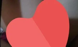 Bacaklarını ayırıp sikiyor sonrada yandan sikerken kadın " çok acıdı" diyip arkasını dönüyor
