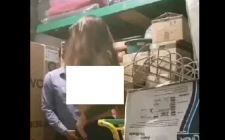 BİM'de yakalanan kız kasiyere vererek kurtuluyor