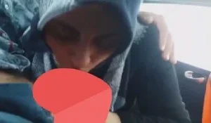 Denizli’den Türbanlı Güler Sevgilisine Arabada Sakso Çekiyor