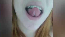 Dildo alamayan güzelin salatalık ile olan mutluluğu