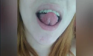 Dildo alamayan güzelin salatalık ile olan mutluluğu