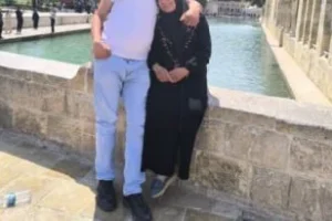 Doğulu çift yengenin yaşı büyük galiba abiden