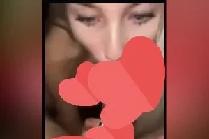Elinin altında sevişerek yaladığı aletle gırtlak yapamayan sarışın çıtır