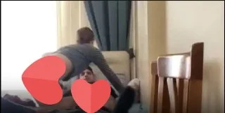 Eve atılan z kuşağı k*şarlarından biri s*k üstünde kıvranıyor