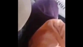 Evli türbanlı hatunu abartmış arka koltukta s*ikiyor