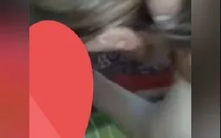 Genç adam mahallenin azgın olgununa çakıyor