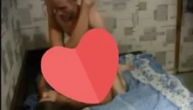 Genç kız bırakması için yalvarsada hiç acımıyor