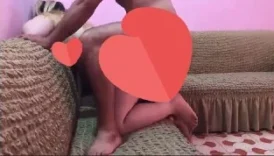 Kadını koltuğa yasladıktan sonra kadına yaslıyor adam