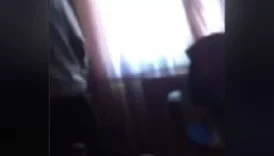 Kız sevgilisiyle skisirken odaya kardeşi giriyor