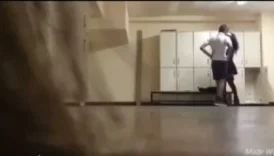 öğretmeni erkek öğrencisini soyunma odasına çağırıp ilişkiye giriyor efsane