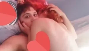 Pembe Saçlı Tatlı Sürtük KucaktaPembe Saçlı Tatlı Sürtük Kucakta