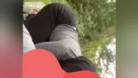 Piknikte sevgilisine sakso çeken türbanlı kız