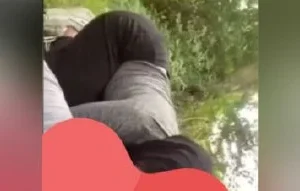 Piknikte sevgilisine sakso çeken türbanlı kız