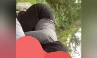 Piknikte sevgilisine sakso çeken türbanlı kız