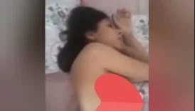 Şenay amına fırça sokup sonra daracık amını siktiriyor