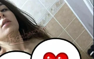 Sevişirken erkeklere göstermek istediğini söyler hep