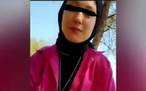 Türbanlı genç kızın açık havada saksosu ve sonra muzun üzerine oturması