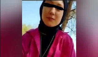 Türbanlı genç kızın açık havada saksosu ve sonra muzun üzerine oturması