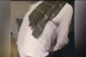 Türbanlı hatun kanepede