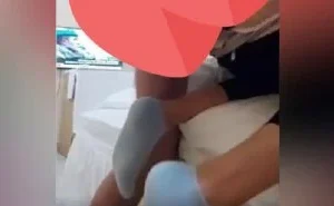 18lik körpe Melis'i “gel buraya kaçma” diyip taytını sıyırıp oracıkta domaltıp sikti
