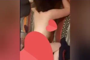 Adam kızın ağzına veriyor, kadın kızın amını çalışıyor, devamında biri başkasına sakso çekiyor