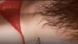 Al bakalım eline sok amcığına sözleri ile başlayan video ve kadın tangasını yana çekmiş yerleştiriyor içine.