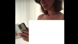 Dudakları Ve G*ğüsü Silikon Olan Kadın