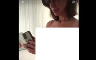 Dudakları Ve G*ğüsü Silikon Olan Kadın