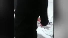 Eleman duvara dik bir dildo yerleştirip ağzına verirken eliyle arkasından kadına sokuyor