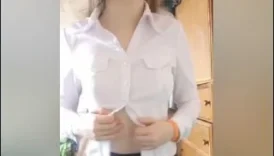 Eteğin altında tayt giyen genç çıtır