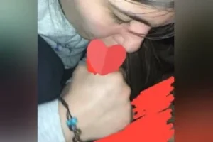 Genç kızın çok geniş arşivi