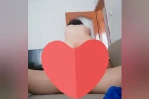 Kız konuşmasıyla boşaltır çok seksi. Eleman da hakkını vermiş