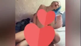 MAVİ SAÇLI ÇITIR KİZ KANKASINA VERİYOR