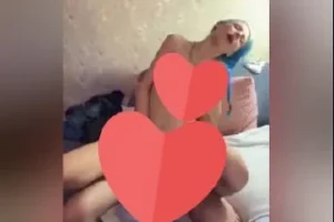 MAVİ SAÇLI ÇITIR KİZ KANKASINA VERİYOR