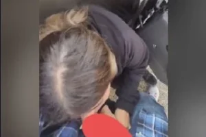 Ormanlık alanda çıtır kız Arkadaşı Büşraya sakso çektiriyor