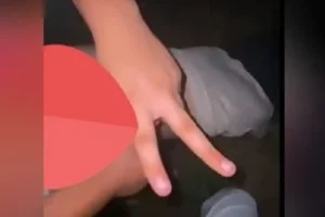 Sarhoş türk kızı kimin s*ktiğini bile bilmiyor sırayla s*kiyorlar *mk