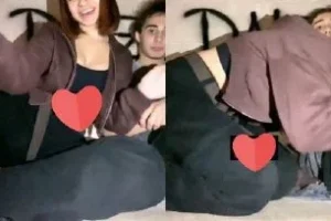 Tiktokçu kız yayında sevgilisine sakso çekiyor