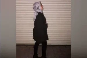 Türbanlı kızın nudeleri