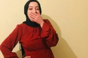 Türbanlı Yengeniz Kucakta