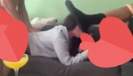Üniversiteli genç kıza iki kişi grup yapiyor