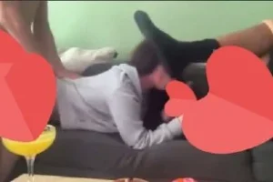 Üniversiteli genç kıza iki kişi grup yapiyor