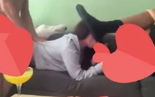 Üniversiteli genç kıza iki kişi grup yapiyor